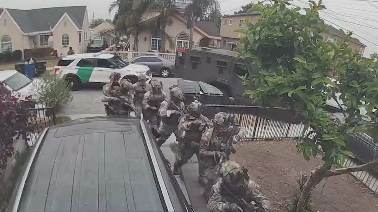 Agentes federales explotan puerta para ingresar a casa de Huntington Park