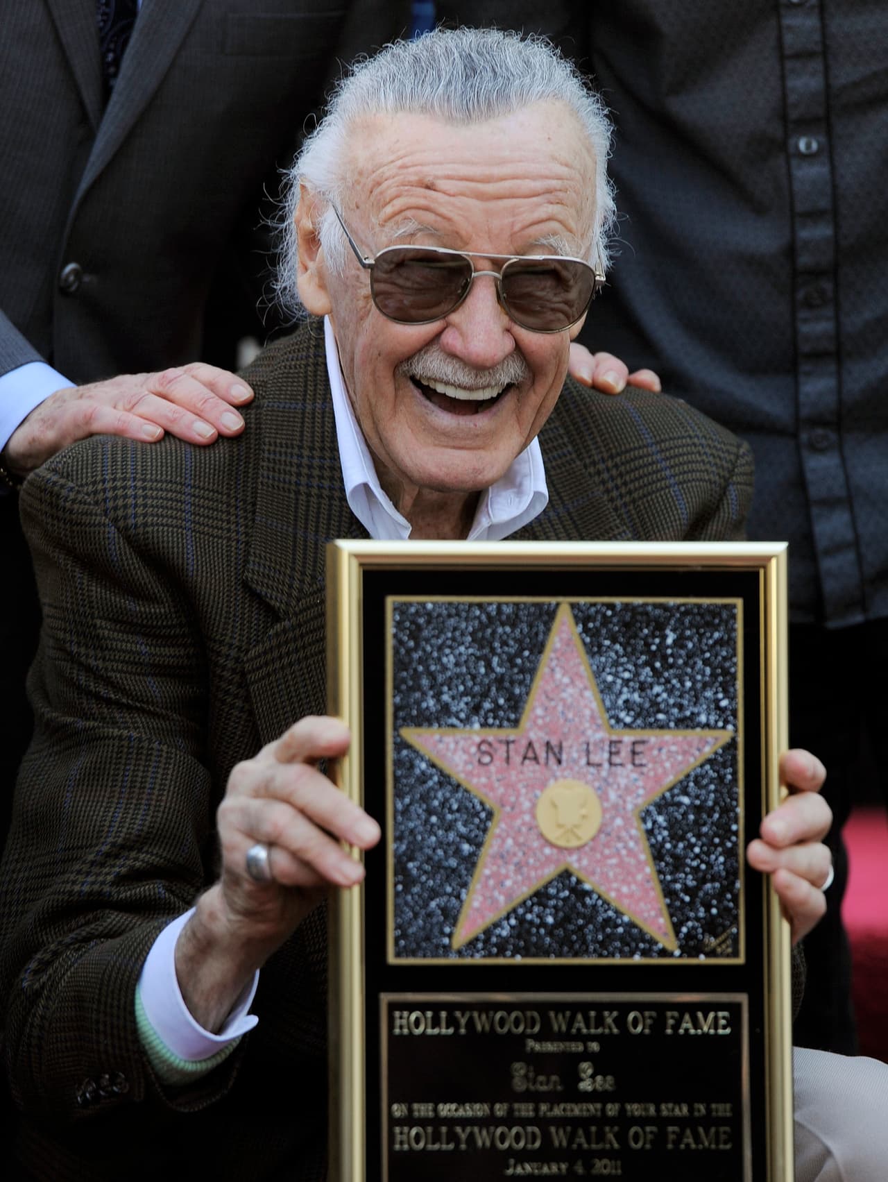 Stan Lee sostiene su estrella en el Hollywood Walk of Fame, de Los Angeles.