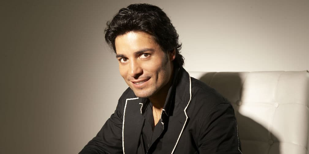 2. Chayanne: Viaja con un intérprete, dependiendo del país al que vuele, para controlar el idioma del país.