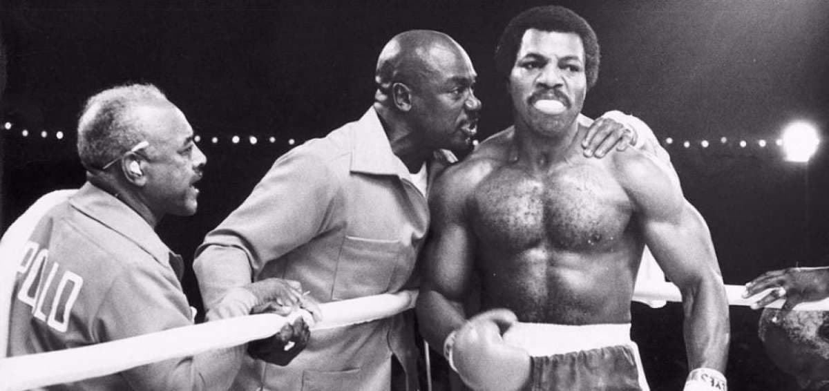 En nuestro mundo, Chuck Wepner hizo una hazaña ante Ali. Rocky Balboa hizo la hombrada ante Apollo Creed en el cine.