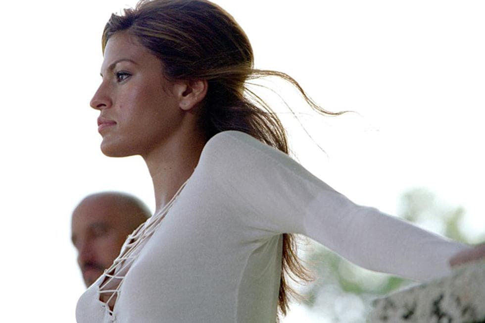 En 'Más Rápido, más furioso' Toretto y O'Conner trabajan con la policía para atrapar a Carter Verone, con la ayuda de Mónica Fuentes (Eva Mendes), quien es "pareja" del antagonista pero en realidad es una agente encubierta.