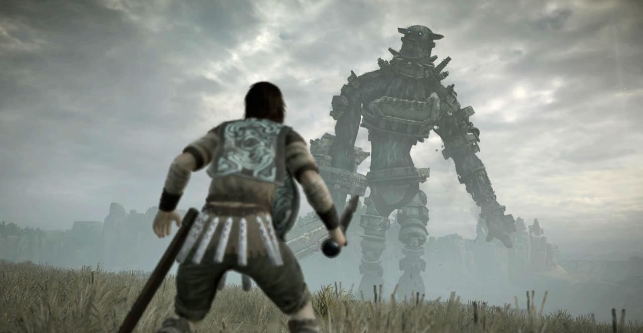 Fumito Ueda es un desarrollador fan de darle premisas muy peculiares a sus juegos de aventura. Una historia fuera de serie te pone como única misión derrotar a un puñado de colosos. Son ellos tus únicos enemigos. Eres libre de buscar la forma. Eso bastó para crear un gran juego.