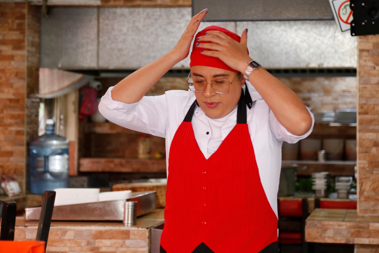 Doña Lucha lo contrató y lo mando a una taquería.