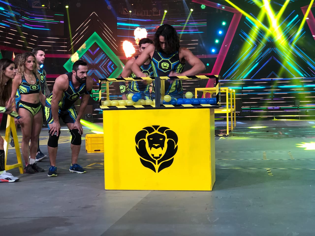 Montu no tuvo problemas en la destreza y coordinación en el reto de Lanza Cajas, luego de lastimarse el brazo en los Sacos Aéreos.