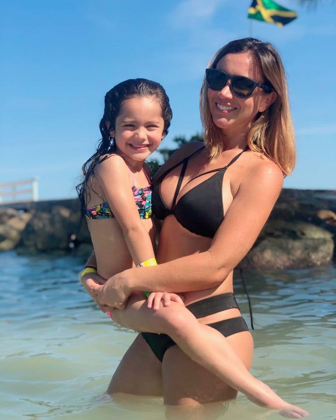 Que su escultural figura no te engañe, Mariazel es madre de una hermosa niña. Fue en el 2012 cuando dio a luz a Laia, fruto de su relación con el actor, Adrian Rubio.