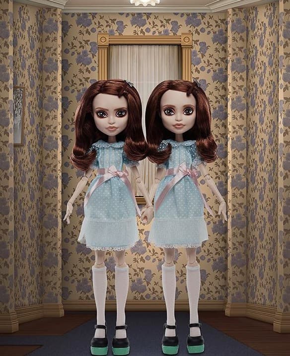 Monster High está constantemente agregando personajes a su línea, ahora llegó el turno de dos fantasmas que vimos en un clásico de Stanley Kubrick.