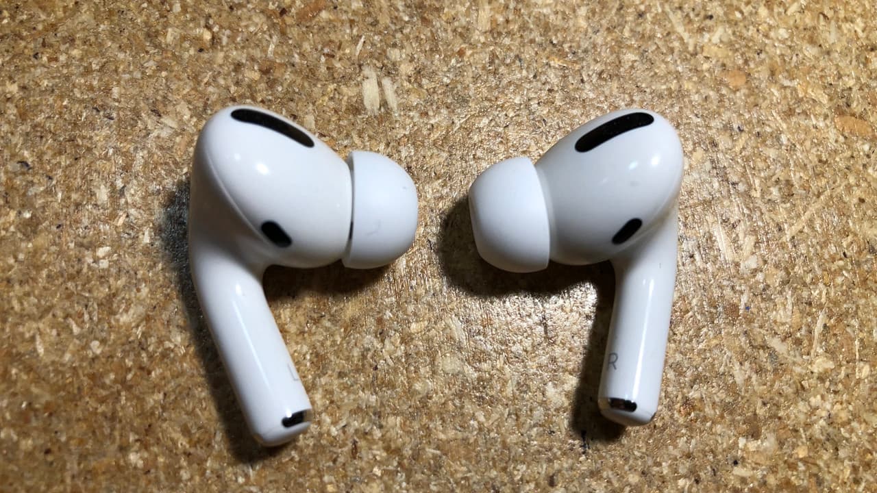 Le quitas a los móviles de Apple la entrada de audífonos regulares y ofreces los Air Pods. Audífonos carísimos, pero fácilmente extraviables. Las correas para llevarlos como auriculares tradicionales se cobran aparte. El colmo del consumismo.