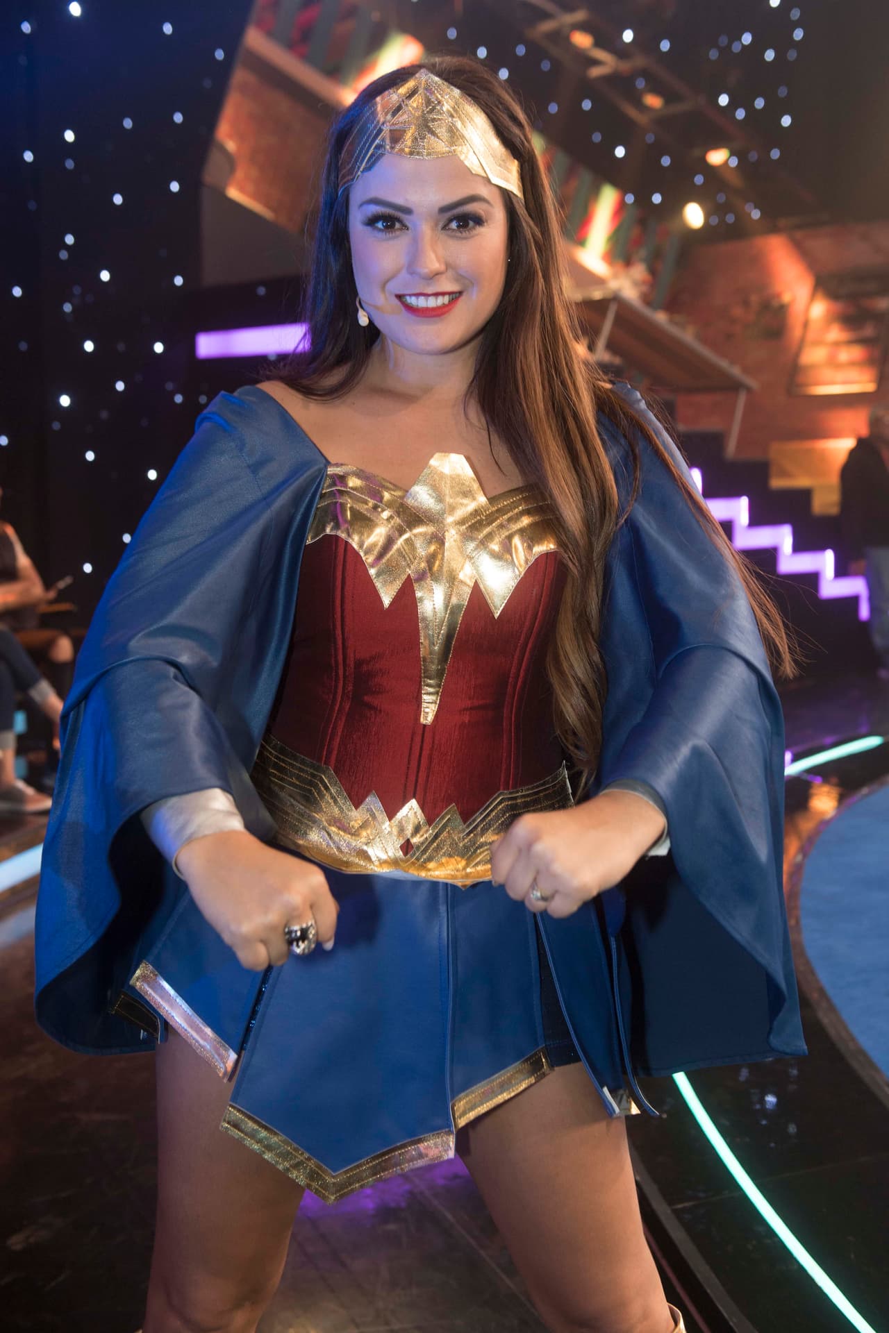 A pesar de que puede salir adelante sola, también sabe trabajar en equipo, y eso es precisamente lo que hace con la Familia Disfuncional.