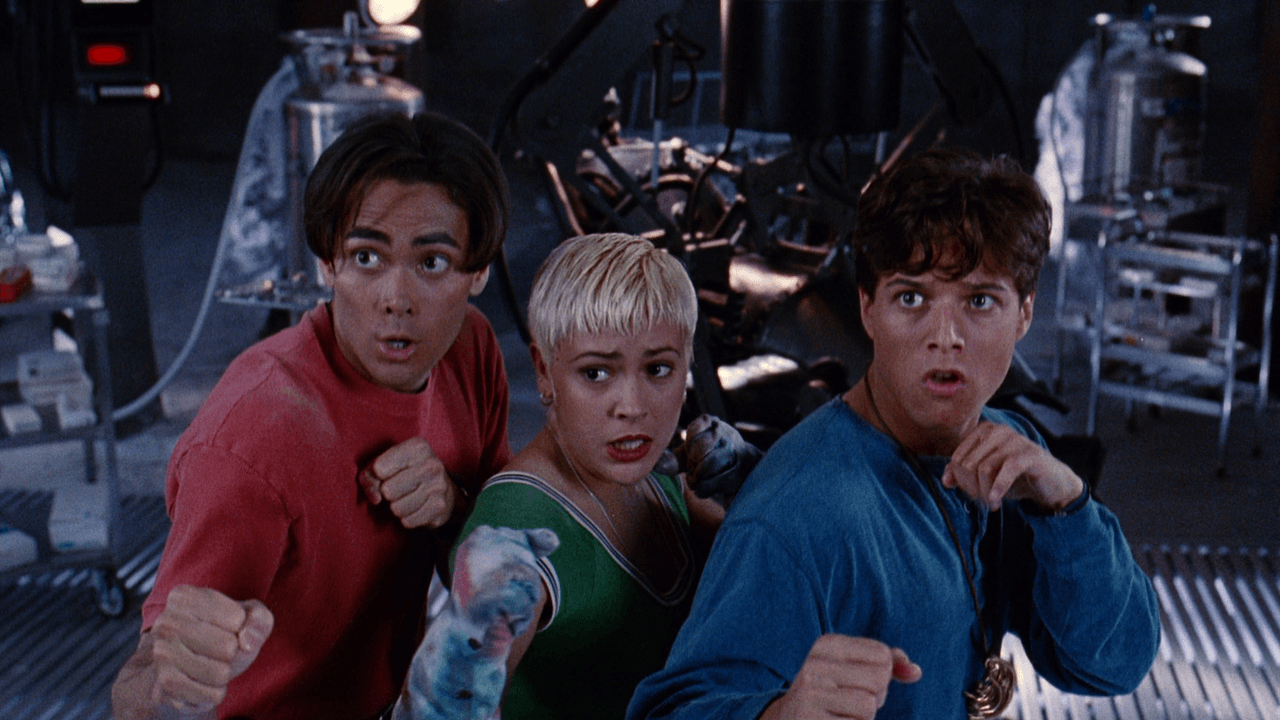 Double Dragon, un viejo beat em up, inspiró una película olvidable. La cual inspiró, a su vez, un juego de peleas en arcade con la historia cambiada lo suficiente para tener el sentido que la película no tuvo. Rescatamos la participación de Alyssa Milano, quien después sería Phoebe en Charmed.