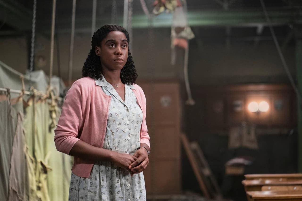El personaje de la señorita Miel es interpretado por Lashana Lynch.