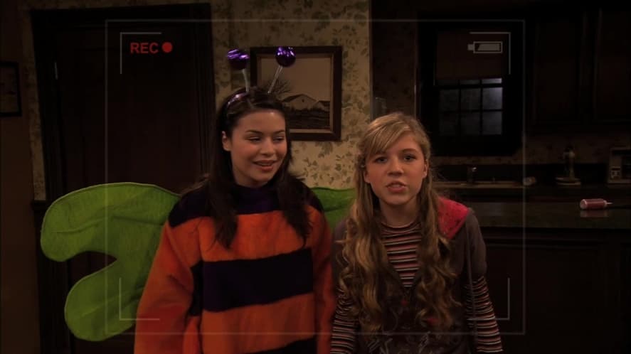 Halloween también llegó a ‘iCarly’. En el séptimo episodio de la primera temporada, Carly y Sam deciden hacer un episodio especial desde el apartamento 13B , el cual se rumora que está embrujado, ¿ya te acordaste?