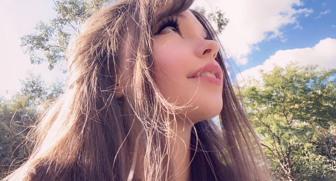 Belle Delphine es una influencer que en pocos años se ha hecho de varios seguidores gracias a su imagen muy producida, aunque un par de veces la hemos visto fuera de personaje.
