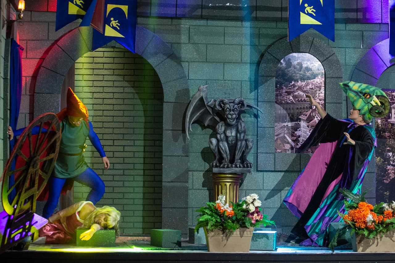 El 'Escenario Inclinado' contó una nueva versión de 'La Bella Durmiente'. ¡Michelle Renaud fue Aurora y Mariana Echeverría interpretó a Maléfica!