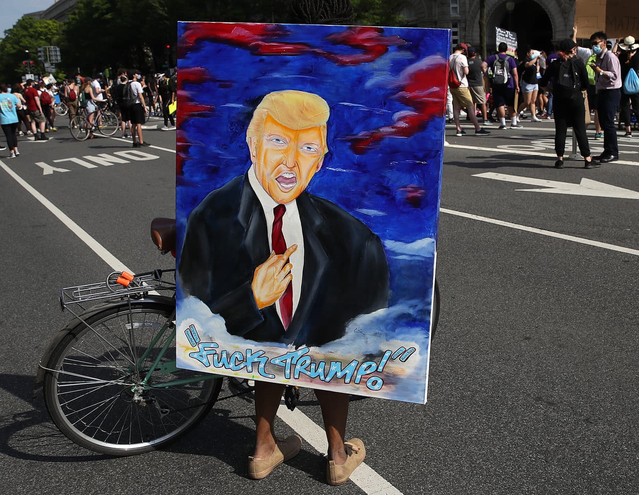 Un gobernante como Donald Trump, igual que en The National Anthem, ha sido amenazado por un ente misterioso. La diferencia es que Anonymous no está pidiendo que tenga sexo con un cerdo y afirmó que ha estado relacionado con redes de pedofilia.