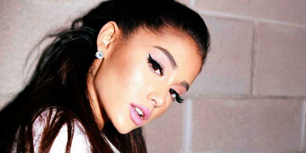 Ariana Grande imita a Shakira y Britney Spears