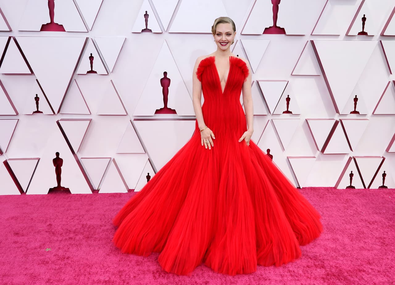 Este año, a pesar de la pandemia, los Oscar fueron presenciales y por la alfombra roja desfilaron actices con vestidos increíbles, entre ellas Amanda Seyfried con su vestido rojo Armani Privé.
