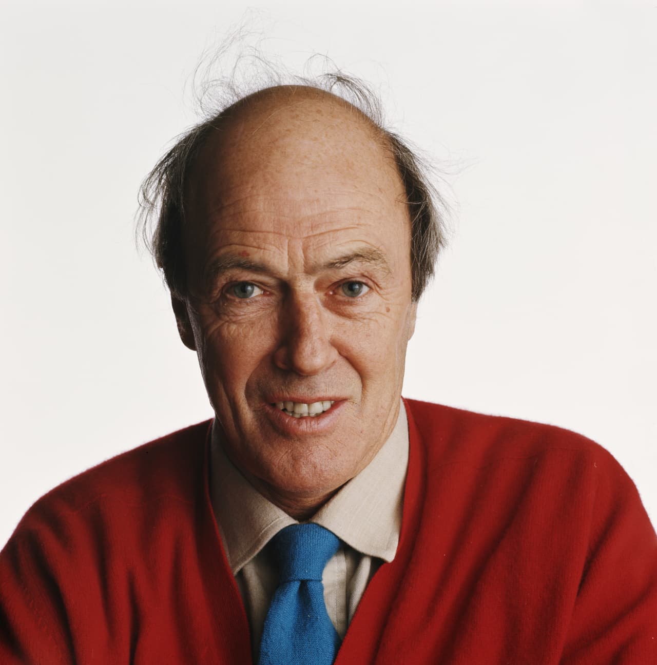 De acuerdo con el sitio Spoiler time, Roald Dahl, el escritor de la novela, prohibió que sus obras fueran llevadas al cine por el resto de su vida, tras el rechazo que tuvo ‘Las Brujas’. El novelista falleció el 23 de noviembre de 1990 en Oxford, Reino Unido.