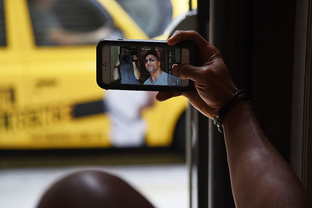 ¿Cómo se ven sus selfies? ¡Así! En esta ocasión Kevin Hart y Dwayne se preparaban para visitar sitios de Londres y descubrieron imágenes de sí mismos en un taxi y en un autobús de dos pisos frente al Corinthia Hotel London el 5 de junio de 2016 en Londres, Inglaterra.