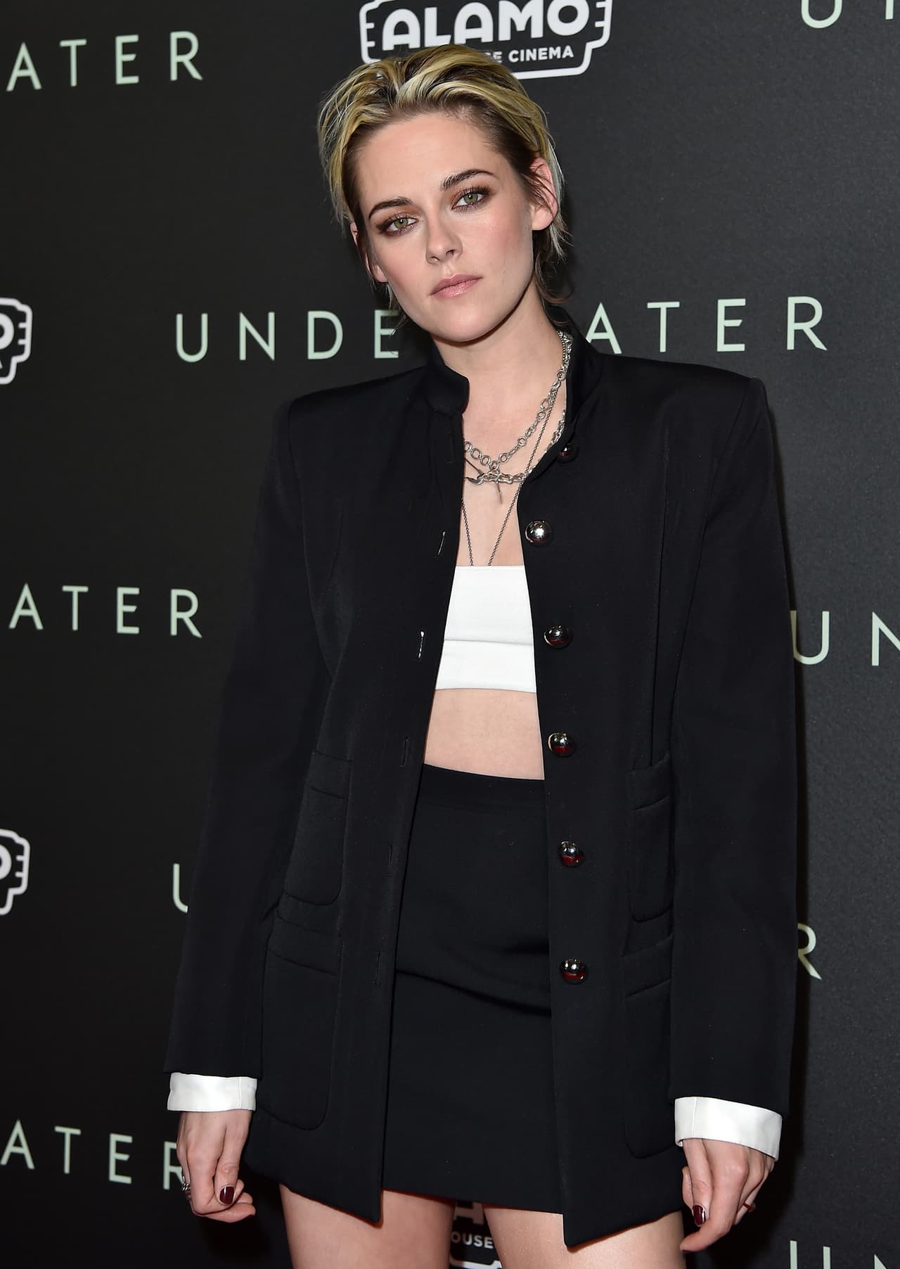 De acuerdo con el portal Deadline, Kristen Stewart se convertirá en la Princesa Diana durante su complicado matrimonio con el Príncipe Carlos en la cinta ‘Spencer’, la cual será dirigida por el cineasta chileno Pablo Larraín. Te presentamos algunas curiosidades de esta actriz que saltó a la fama gracias a la ‘Saga Crepúsculo’.