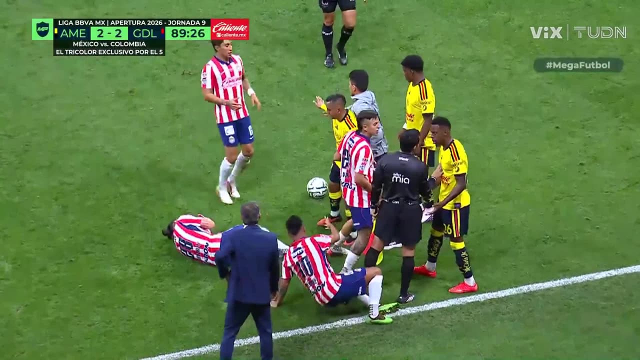 ¡El Clásico Nacional se prendió! Borja y el 'Oso' son amonestados
