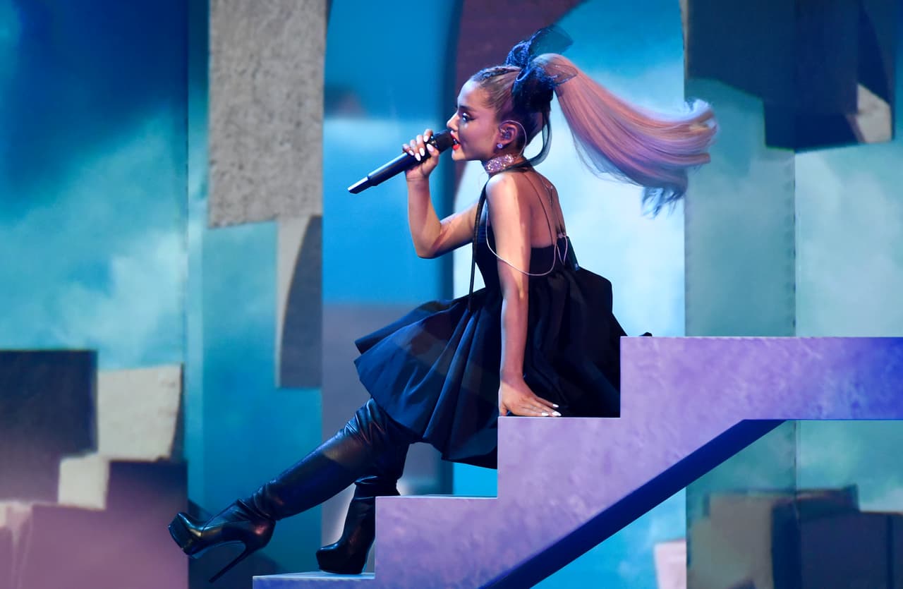 Ariana Grande subió una foto con su cabello real, chino y sin su característica cola de cabello