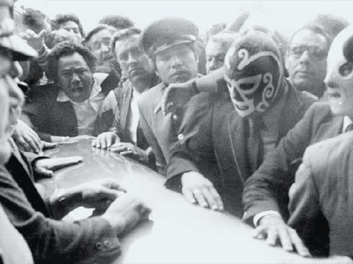 El Santo falleció el 5 de febrero de 1984. Fue sepultado con su máscara plateada.