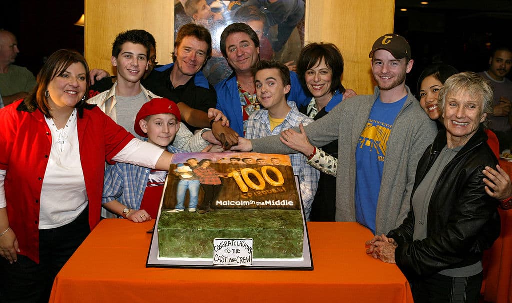 Aquí está con el resto del elenco de 'Malcolm el de en medio' en la celebración del capítulo número 100.