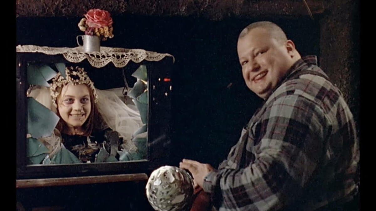 Dellamorte Dellamore (1994): La representante italiana es una cinta de muertos vivientos. El protagonista recuerda a Ash de 'Evil Dead', su nombre es Francesco Dellamorte y es el cuidador de un cementerio donde los zombies salen de su tumba; su único amigo es Gnaghi, un gordito pelón y mudo que se enamora de la cabeza de una muerta viviente. El amor le llega a Francesco de la mano de la muerte, con escenas de sexo que dajan a más de uno sin aliento.