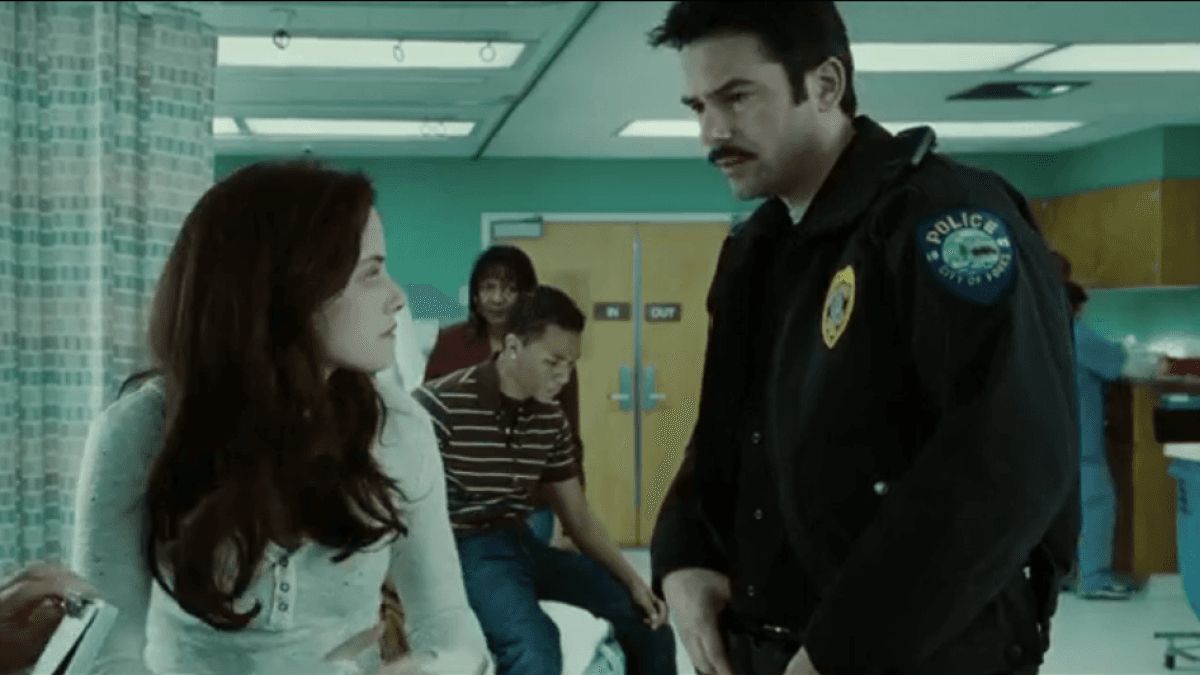 Edward Cullen logra detener el vehículo y salvar a su presa/amada. Aquí vemos a Kristen Stewart en el hospital con el papá de su persoonaje, mientrasq ue Boyce está en la cama de atrás.