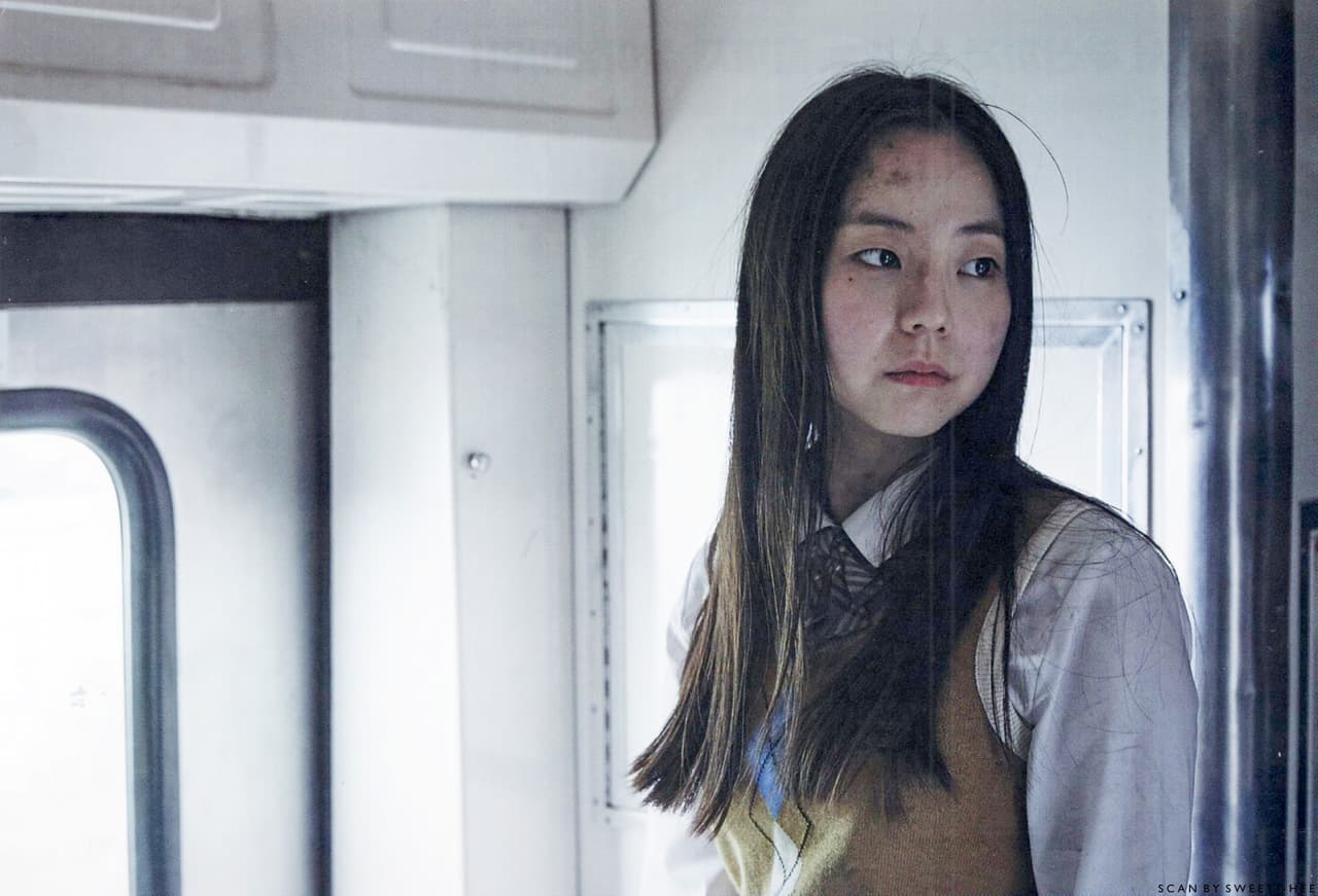 Estación Zombie: Tren a Busán, debutó en el Festival de Cine de Cannes en 2016 y llegó a la cartelera mexicana a finales de ese año. La cinta fue todo un éxito y muestra cómo un desastroso virus se expande por Corea del Sur, provocando importantes altercados. Los pasajeros de uno de los trenes KTX que viaja de Seúl a Busan tendrán que luchar por su supervivencia, aunque al final nos dejó llorando.