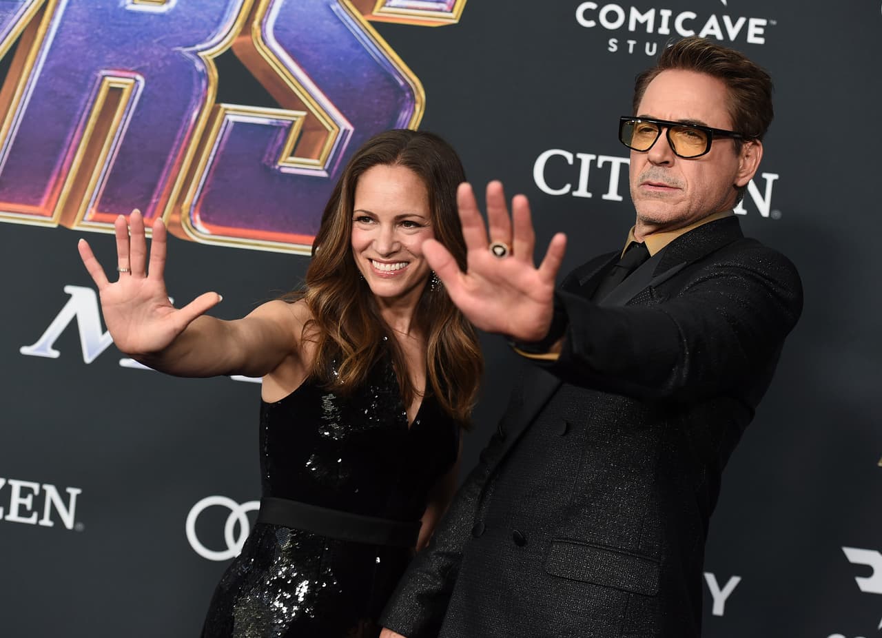 Robert Downey Jr. asistió a la alfombra morada de 'Avengers: Endgame' en compañía de su esposa, Susan. Juntos posaron con el icónico gesto de 'Iron Man'.