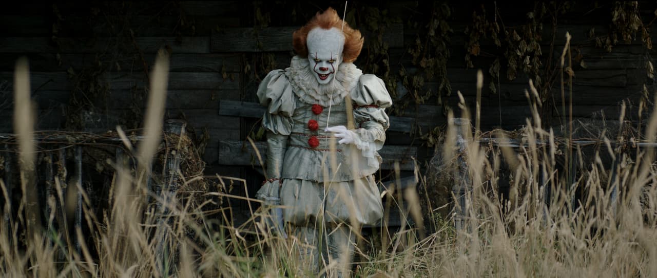 Aunque se utilizó CGI en algunas escenas, Bill Skarsgård fue capaz de mover sus ojos en diferentes direcciones en algunas escenas a instancias de Andy Muschietti.