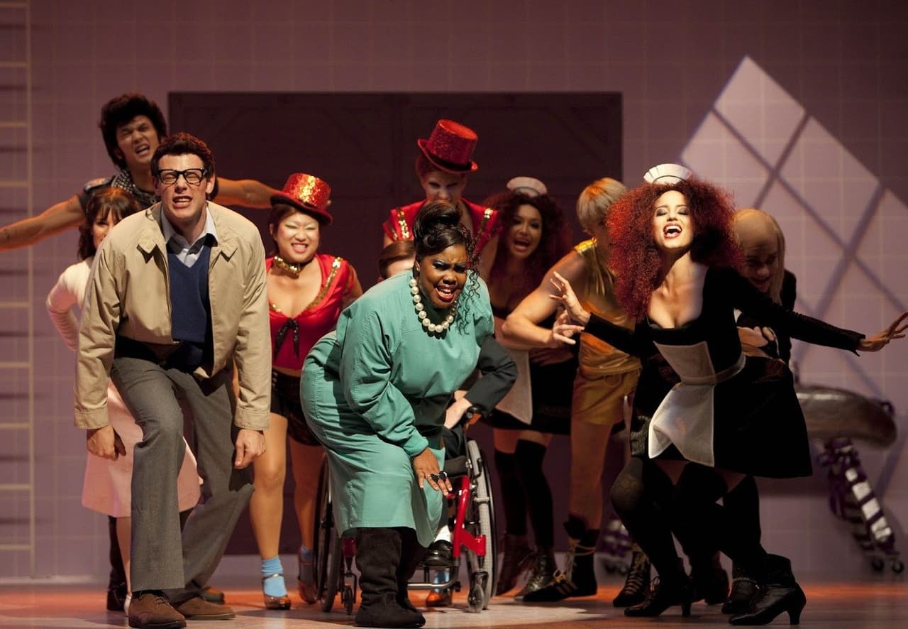 Glee dedicó un capítulo entero a la cinta ‘The Rocky horror picture show’ porque debían presentarla en la escuela, pero después de que la obra fuera cancelada, al final cantan ‘Time Warp’ en el auditorio para el profesor Schuester.