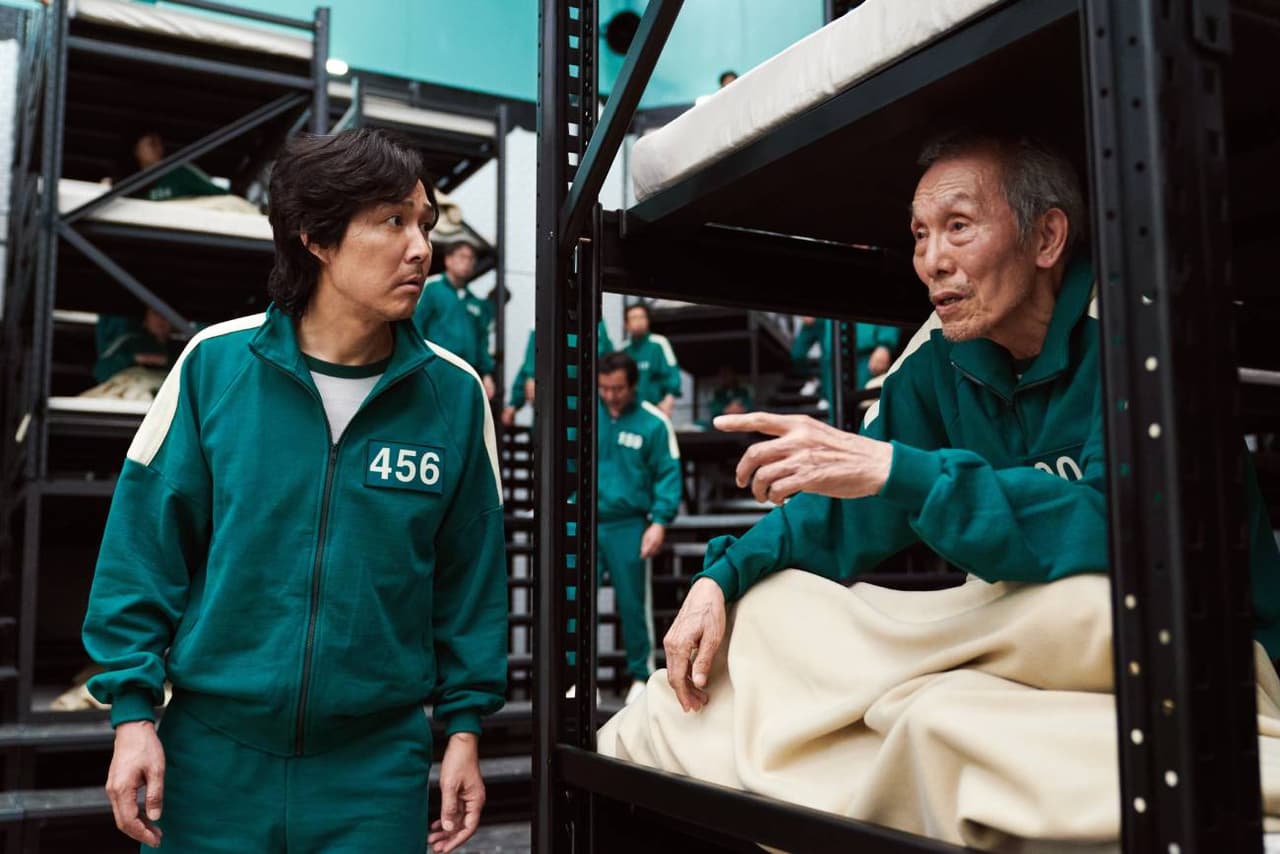 Los actores Lee Jung-jae y Oh Young-soo en el primer episodio de la serie