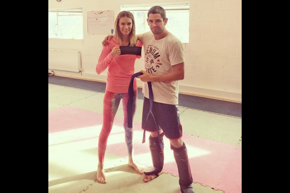Seguir adelante no ha sido fácil, pero Olivia ha compartido su proceso de recuperación a través de sus redes sociales, donde se le ve haciendo deporte y artes marciales, de hecho hace poco recibió su cinta verde.