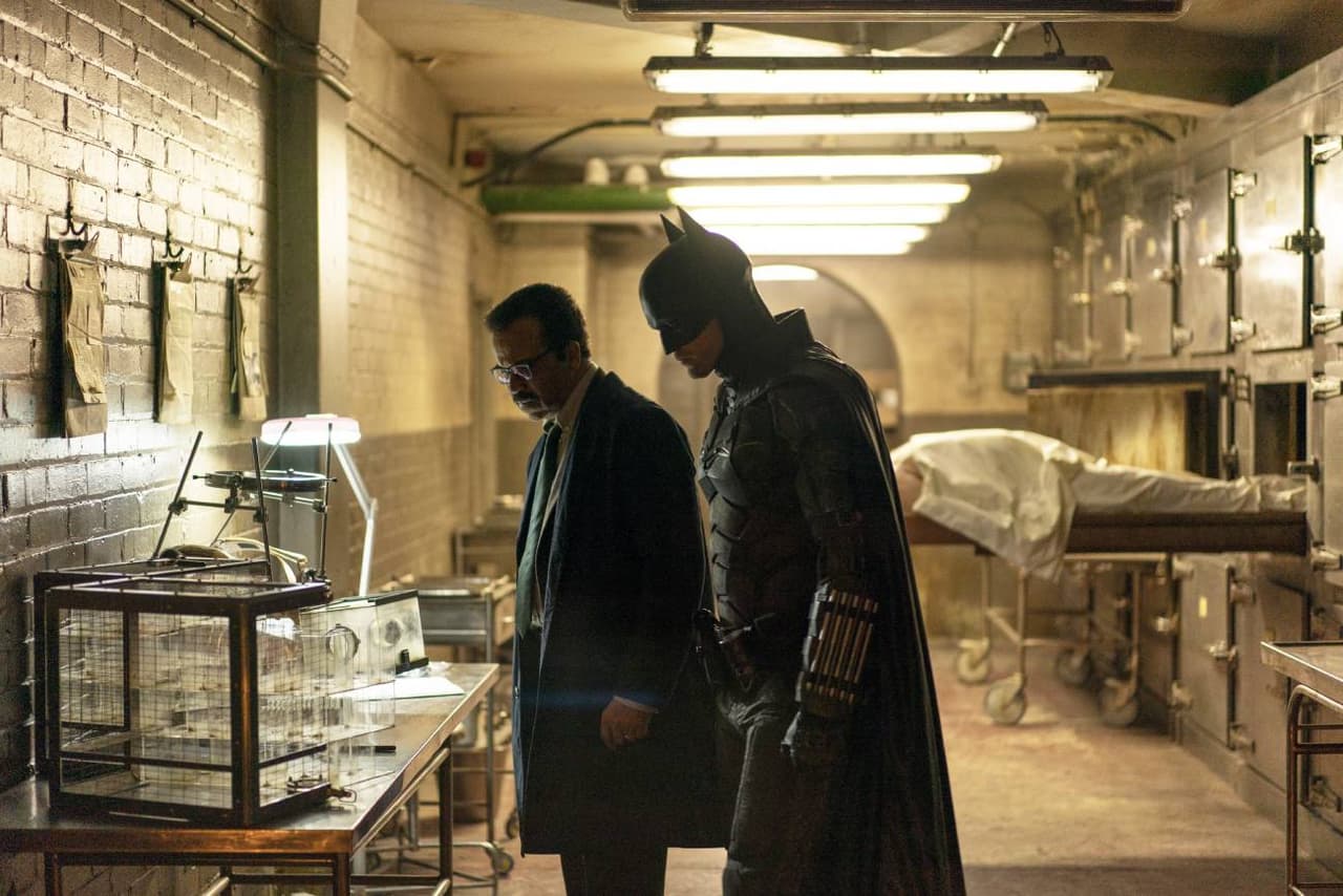 Jeffrey Wright y Robert Pattinson en la película 'Batman'.