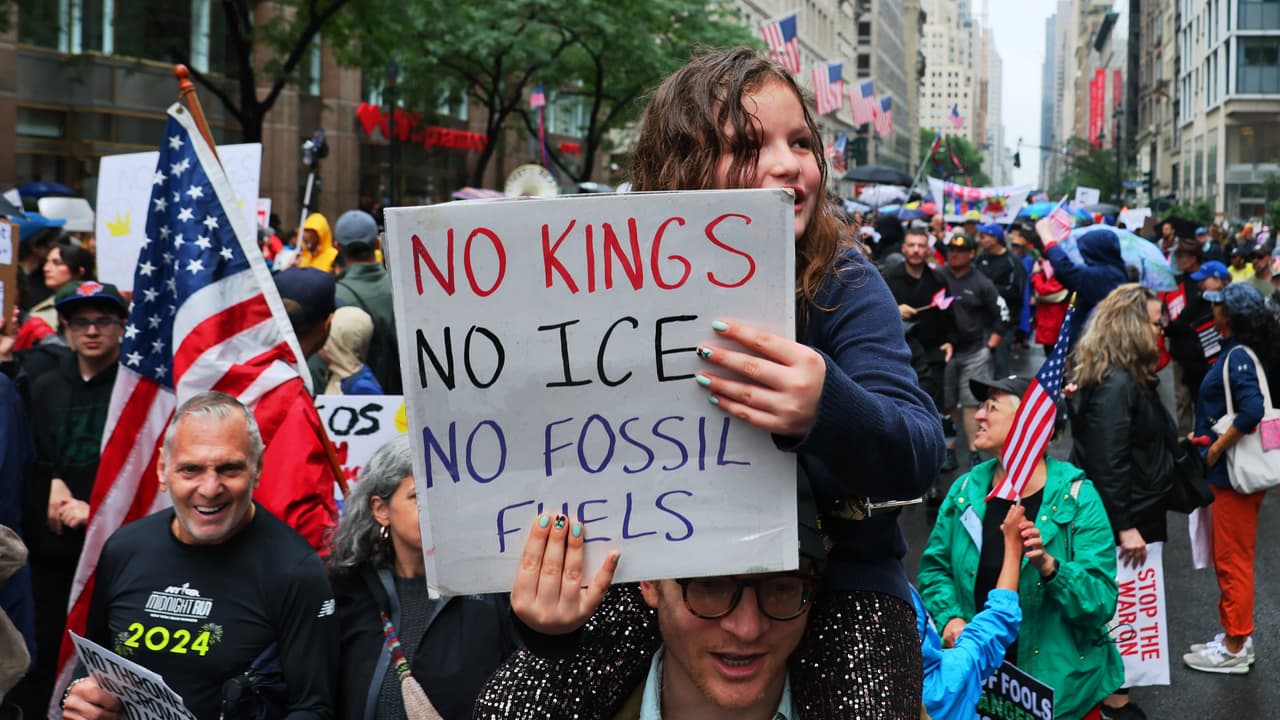 Protesta ‘No Kings’: Pese a las lluvias, miles de manifestantes se congregan en Manhattan