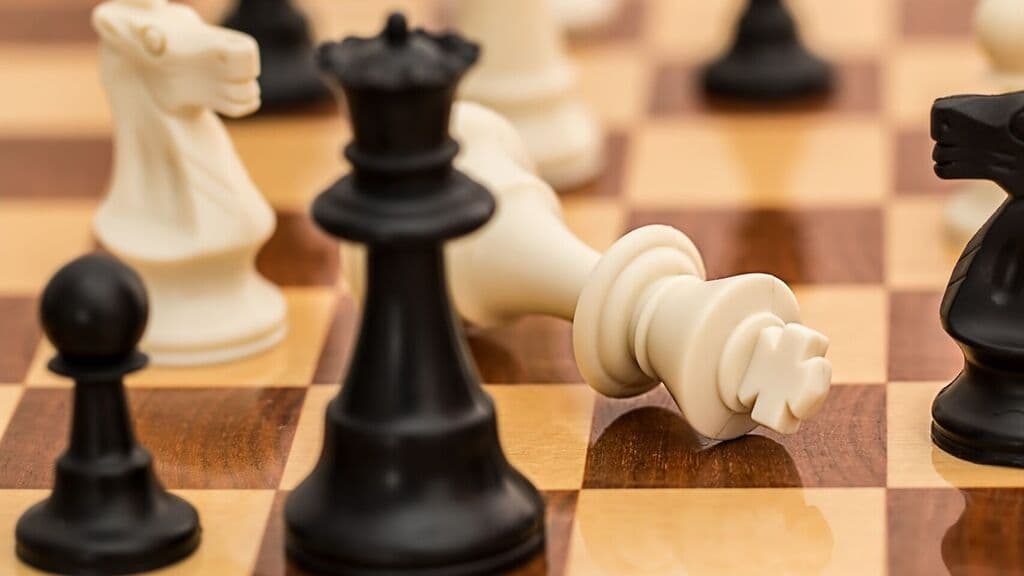 Táctica, estrategia y rivalidades personales. Por eso el ajedrez es un clásico, ideal si estás pasando la cuarentena con tu pareja o un amigo.