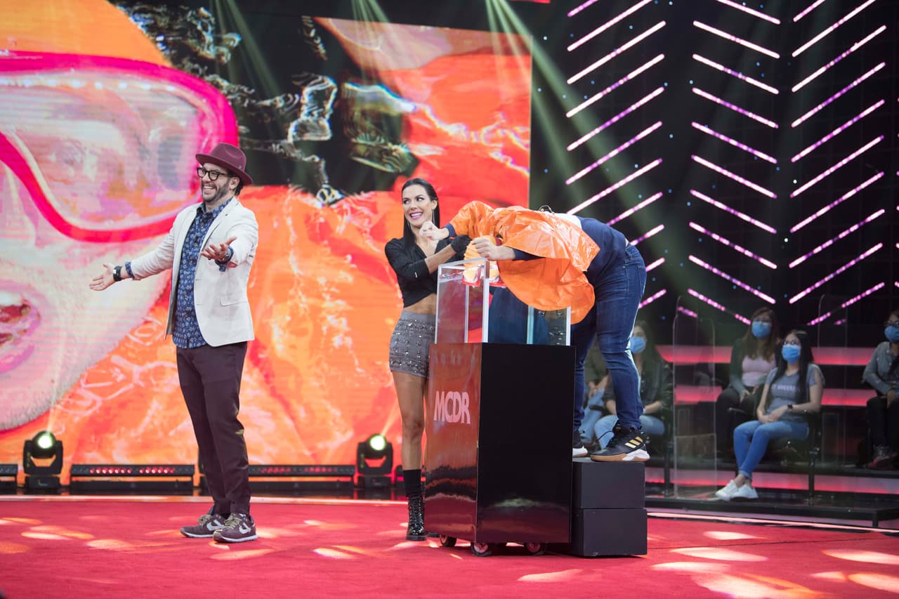 En 'Música acuática', Jerry metió su cabeza en el agua para cantar algunas melodías que debía adivinar Mario Bautista.