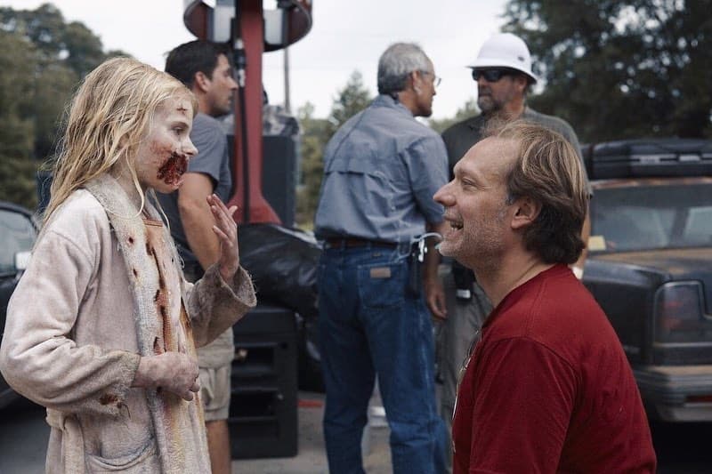 En el primer episodio, Rick se encuentra solo y en búsqueda de combustible cuando encuentra a una niña con un conejo de peluche, pero con la boca y la ropa manchada de sangre. En el momento en el que analiza que no se trata de un humano, le da un balazo en la cabeza.