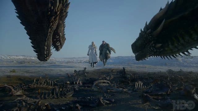 Y aumentó todavía más cuando los vimos acercarse a los dragones. ¿Se subirá Jon en uno de ellos? Las apuestas de los fans apuntan a que sí.
