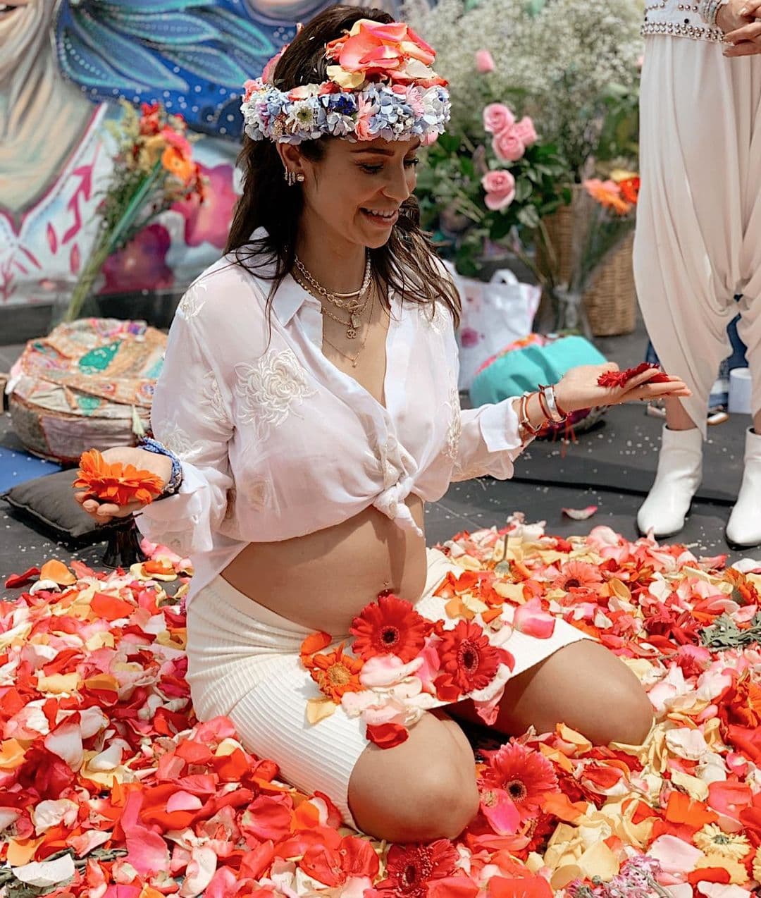 En su semana 33 de embarazo, Ferka realizó un ritual especial junto a las mujeres más importantes de su vida. “Mis mujeres terrenales y especiales para contener y darle la bienvenida a mi leoncito, Gracias hermanas cósmicas por tan hermosa ceremonia, por mis bendiciones y dones para mi bebé con cada palabra dicha”, dijo.
