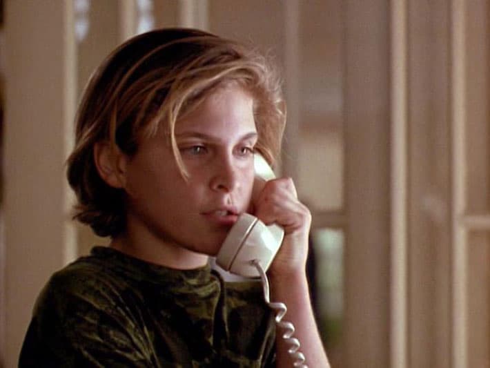En 1989, Joaquín, que en esa época usaba el nombre artístico Leaf Phoenix, apareció en la cinta 'Parenthood', interpretando a Garry, un adolescente tímido viviendo el divorcio de sus padres. Aquí ya no parecía un niño pequeño, además, dejó crecer su cabello.