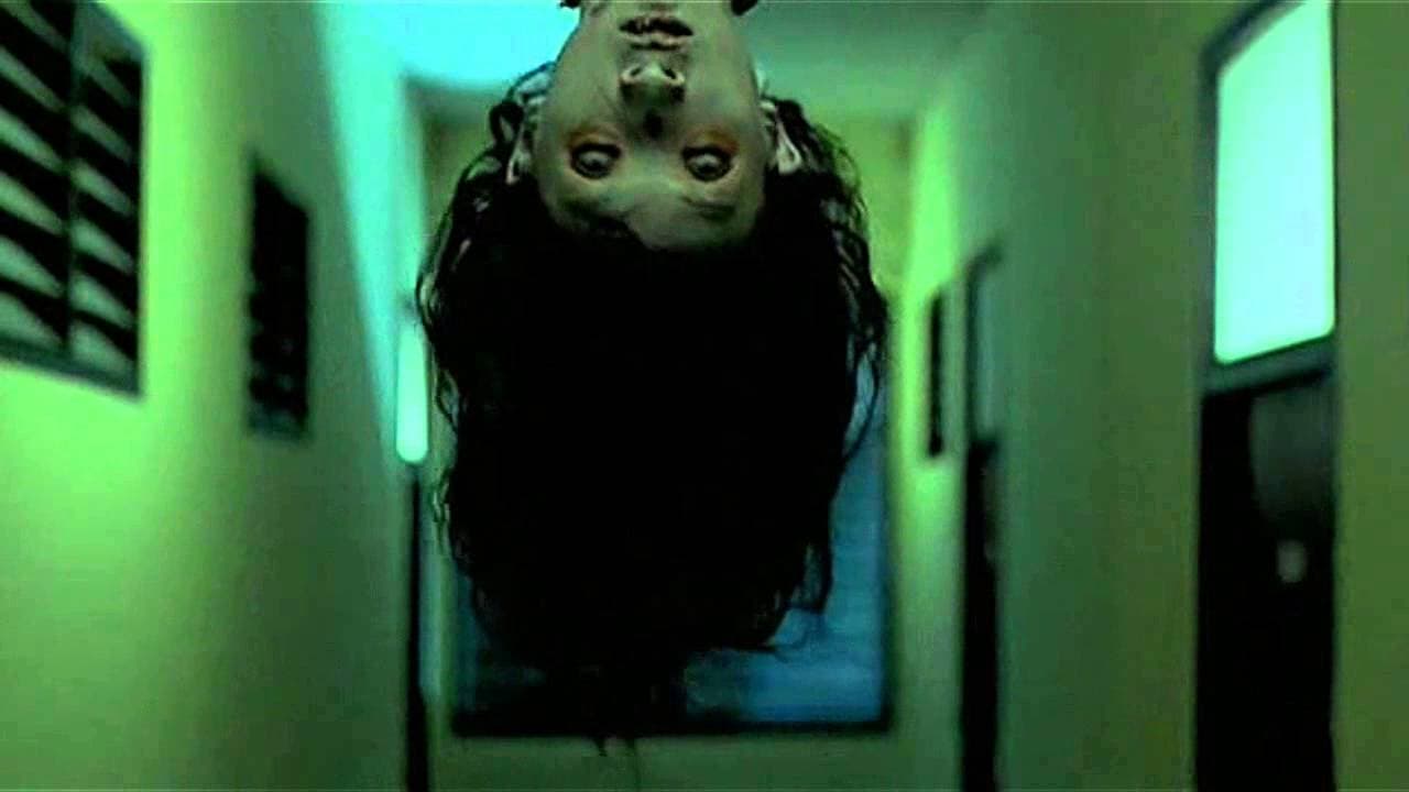 'Shutter' es una película tailandesa que se estrenó en 2004. Cuenta la historia de una pareja que comienza a notar imágenes sobrenaturales en las fotografías que toman. Aunque al principio no entienden qué está pasando , pronto descubren que esta maldición está ligada a algo de su pasado.