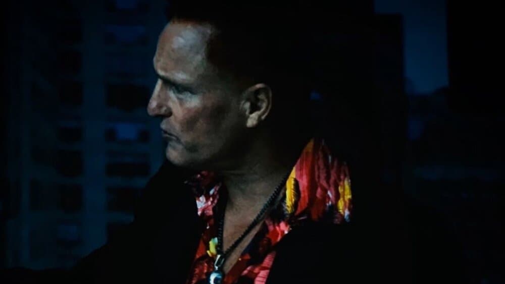 Carnage, el demencial simbionte rojo, será el villano principal. Woody Harrelson volverá a ser Cletus Kasady, el asesino loco que lo lleva. Ahora lo vemos sin la pésima caracterización del primer filme y ya salió un clip del rodaje con su personaje enfrentando a la policía.