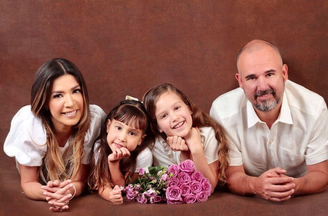 Nuestra hermana disfuncional comparte gran parte de su tiempo en educar, convivir y amar sus dos pequeñas princesas. Si pones atención el parecido con la conductora es impresionante hasta parecen sus copias de lo idénticas que son al posar juntas en una fotografía.