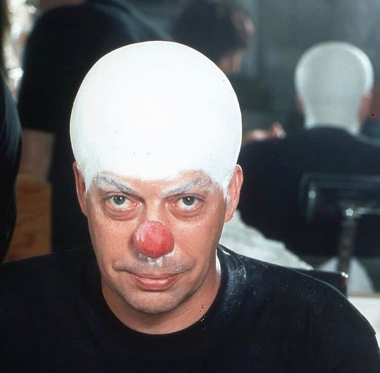 Tim Curry no estaba convencido de tomar el papel de Pennywise, no le gustaba la idea de usar tanto maquillaje (continúa)...