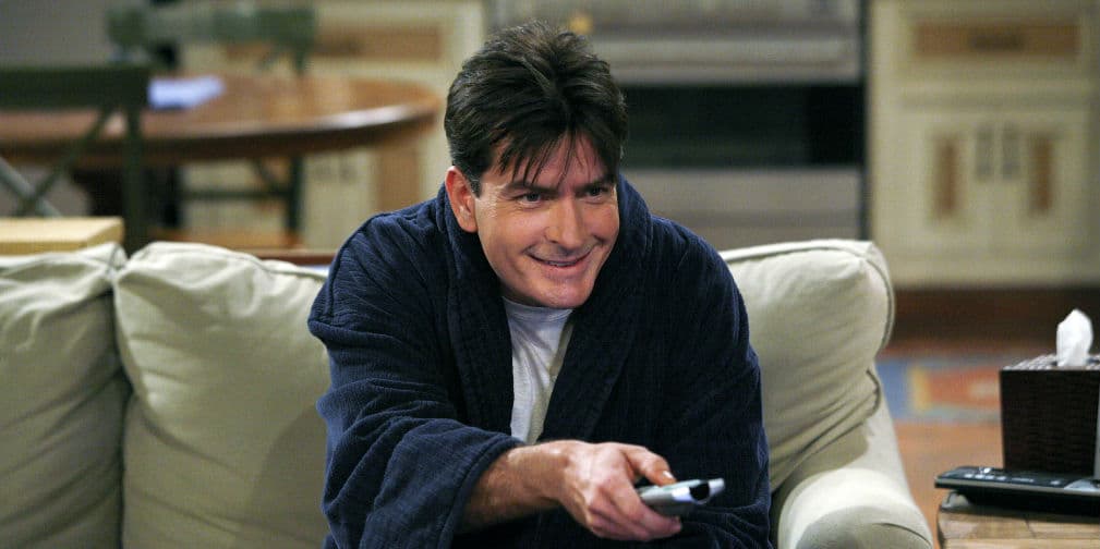 9. Charlie Sheen en Two and a Half Men: En la novena temporada nos enteramos que cayó a las vías del tren en París.