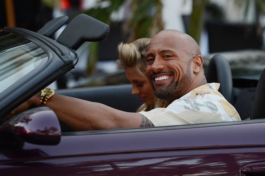 Imagínate que vas en tu coche y cuando te toca un alto en el semáforo volteas para descubrir que tienes a "The Rock" a un lado. La verdad es que iba con Bar Paly en el set de la película "Pain and Gain" el 25 de abril de 2012 en Miami Beach, Florida.