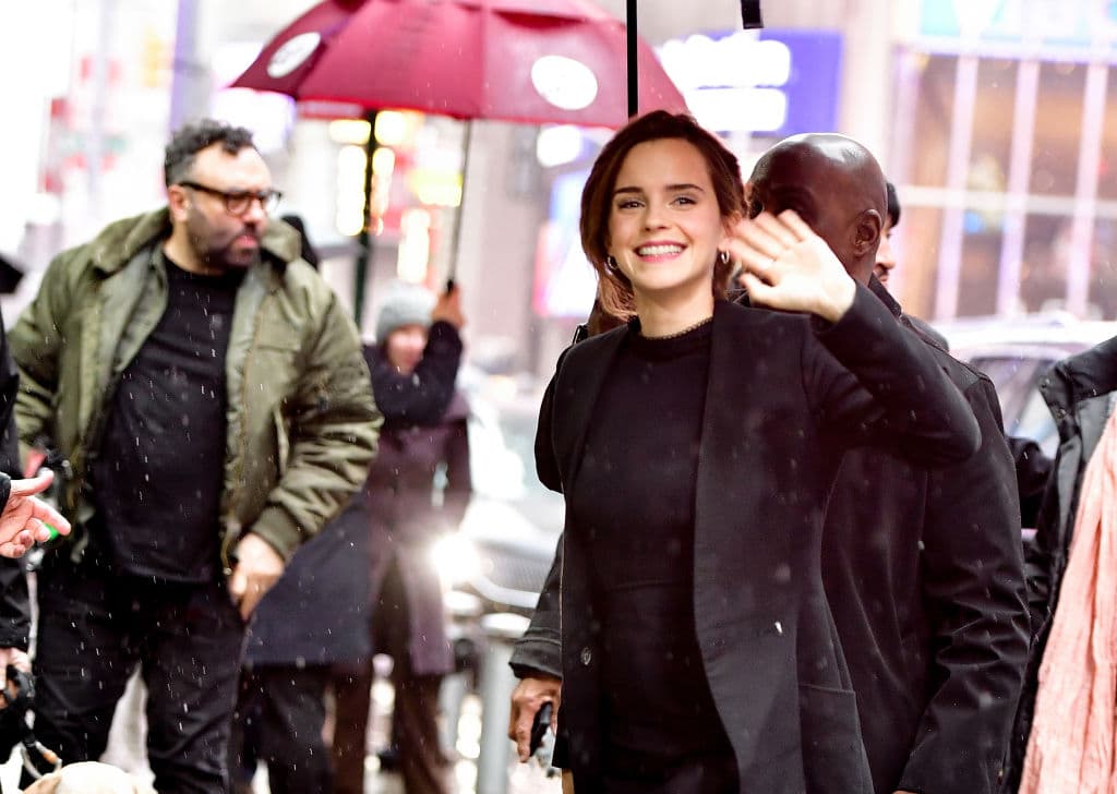 ¿Ya la habías visto caminando bajo la lluvia? ¡No deja de sonreír!